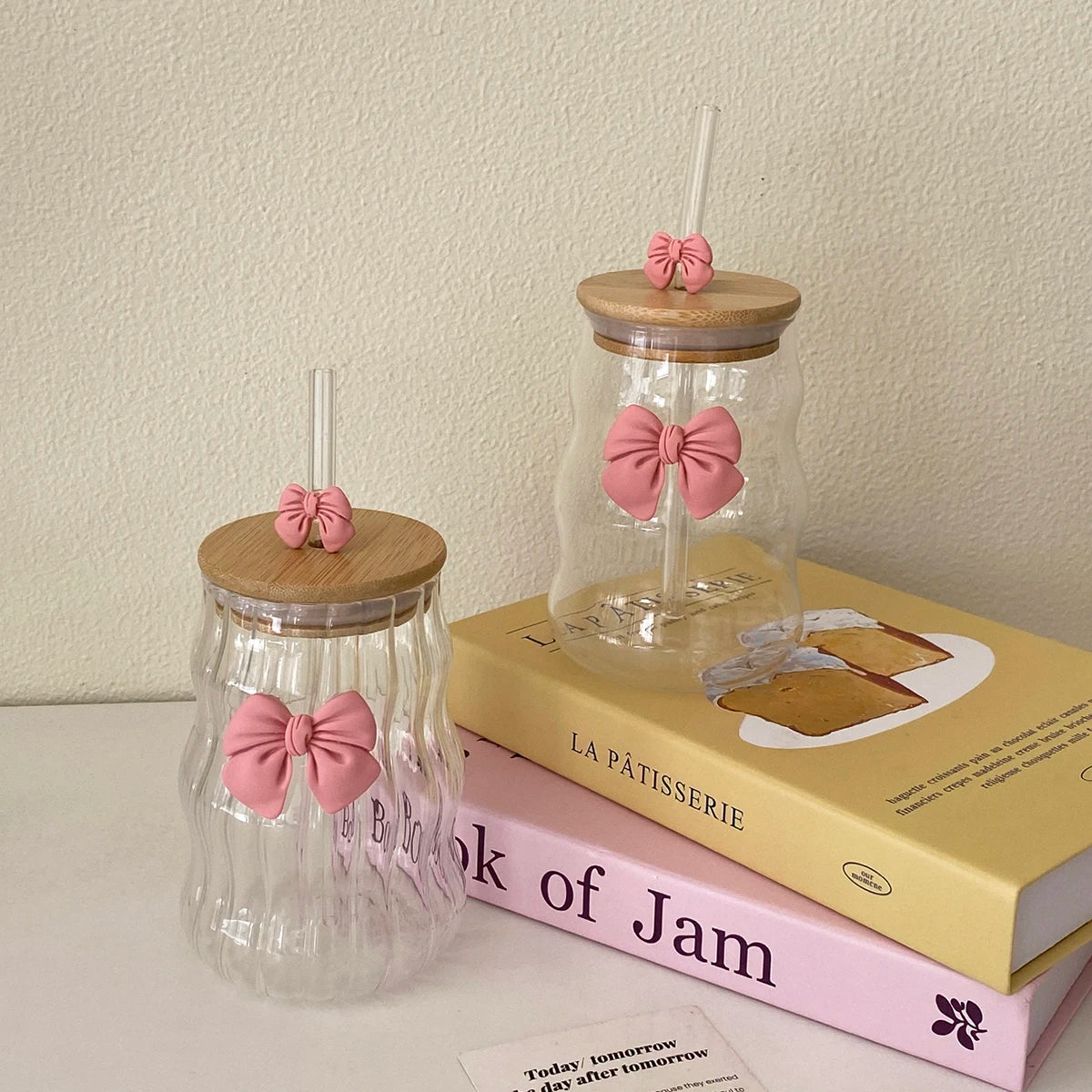 1Pc Glass with Lid and Straw, Elegant Bow Girl's Glass Cup, Wavy Glass with Lid, Stripesd Glass Cup for Home Decoration, Home Drinking Water, Breakfast Cup, Milk Cup, Afternoon Tea Coffee Cup, Valentine's Day Gift