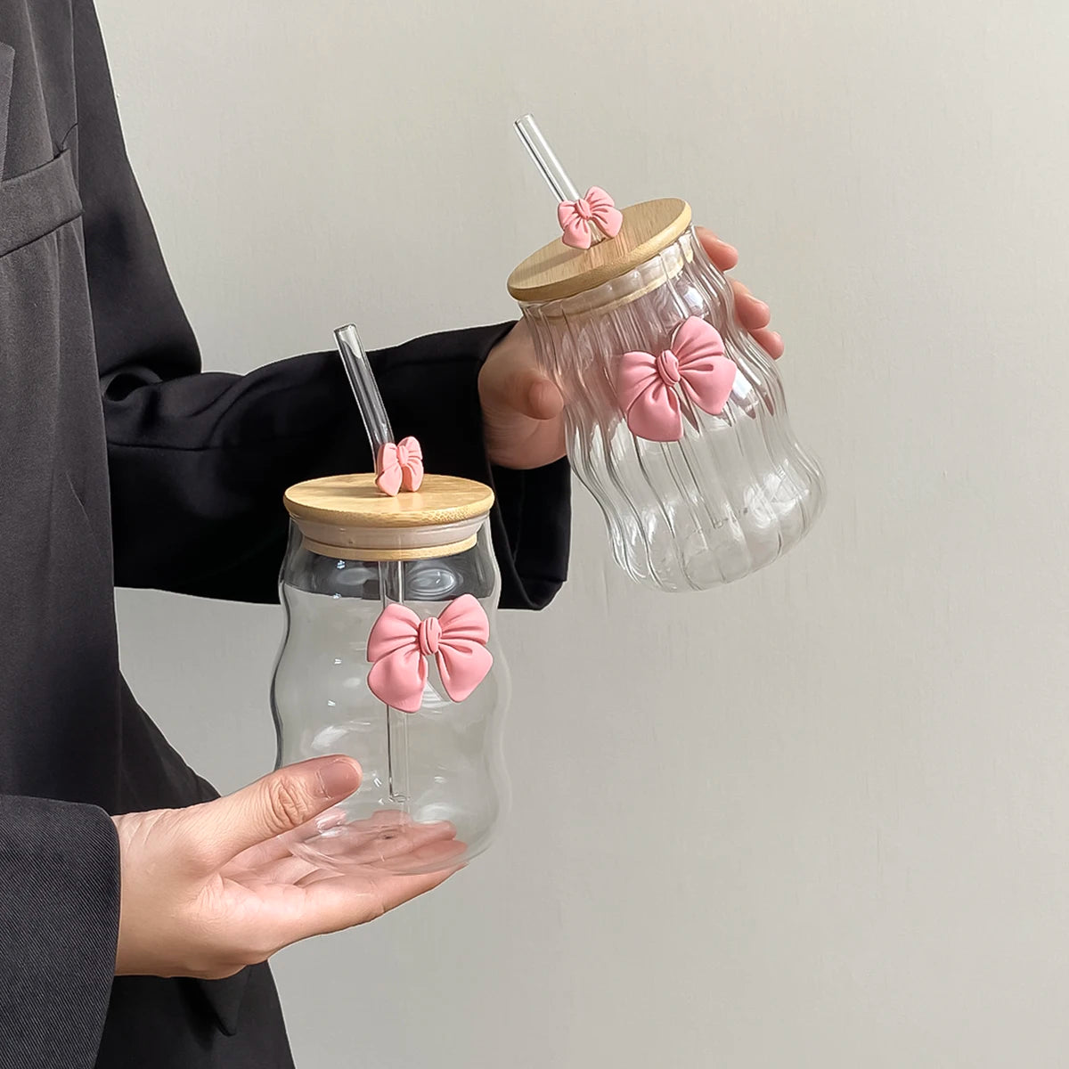 1Pc Glass with Lid and Straw, Elegant Bow Girl's Glass Cup, Wavy Glass with Lid, Stripesd Glass Cup for Home Decoration, Home Drinking Water, Breakfast Cup, Milk Cup, Afternoon Tea Coffee Cup, Valentine's Day Gift