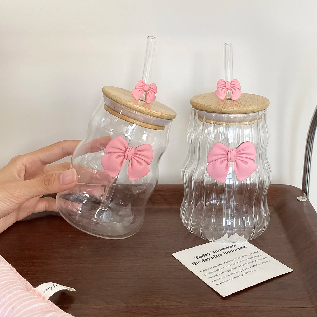 1Pc Glass with Lid and Straw, Elegant Bow Girl's Glass Cup, Wavy Glass with Lid, Stripesd Glass Cup for Home Decoration, Home Drinking Water, Breakfast Cup, Milk Cup, Afternoon Tea Coffee Cup, Valentine's Day Gift