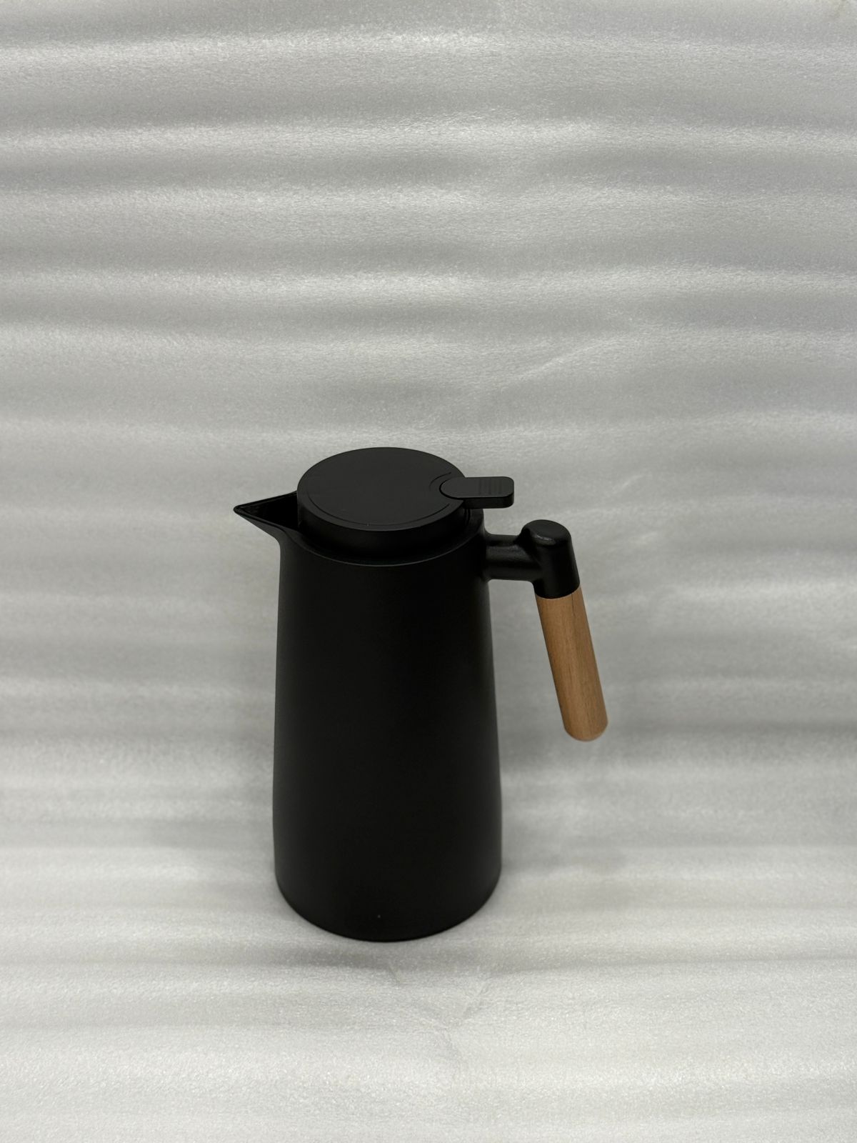 Luxury Black Thermos Jug with Golden Handle – 1Liter