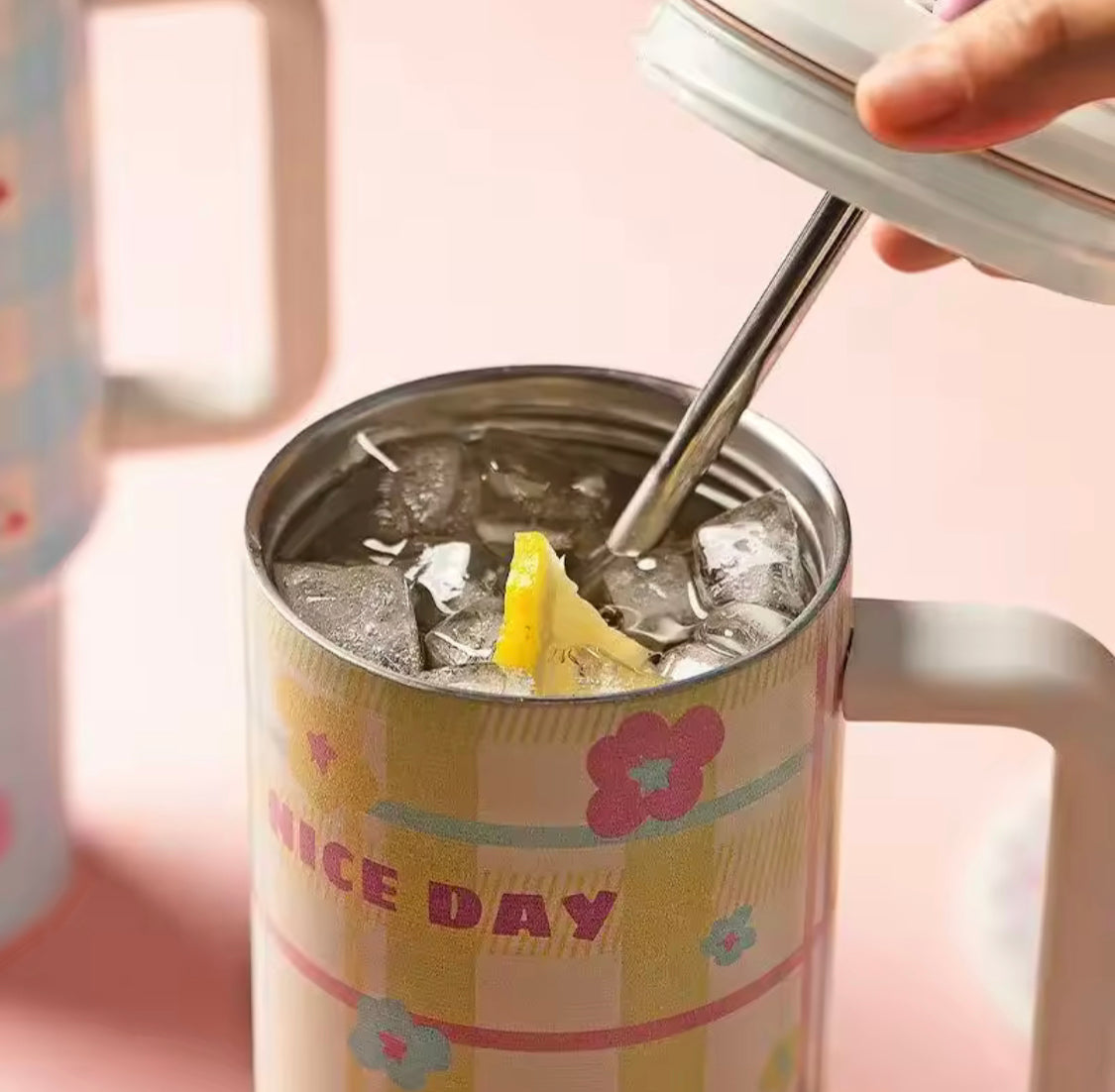 1200ml stainless steel tumbler with floral design filled with ice and lemon slice