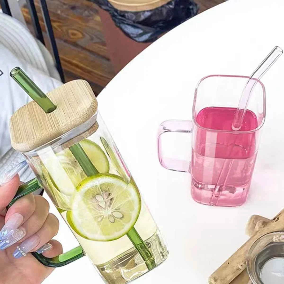 Clear 400ml coffee mug with straw and bamboo lid, perfect for iced drinks and smoothies