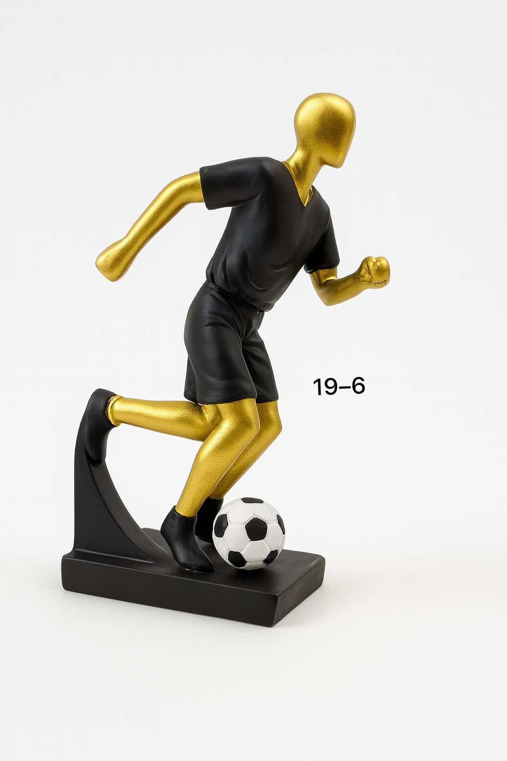 Golden Fiber Footballer Statue – Modern Sports Art Decor Piece