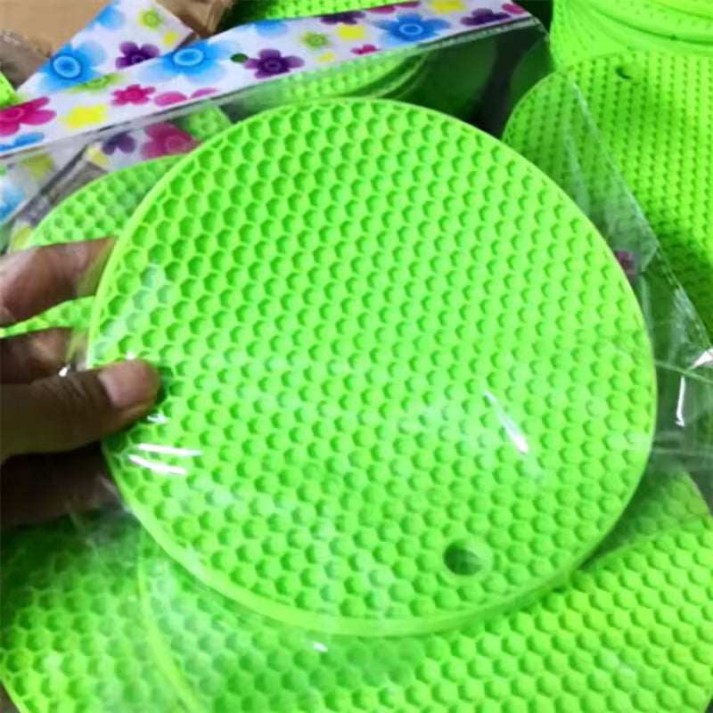 Clarify.pk round green silicone heat resistant mat with textured surface for kitchen use