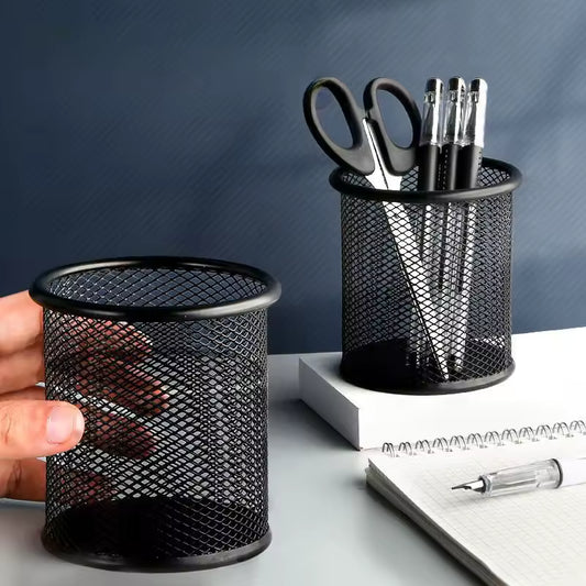 Clarify.pk black circular mesh pen organizer with scissors and pens on desk, one empty held in hand