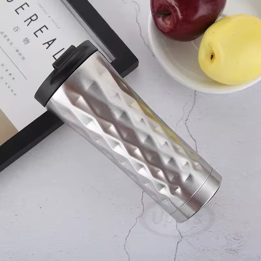 Clarify.pk 500ml insulated travel mug with textured silver metal body and black lid
