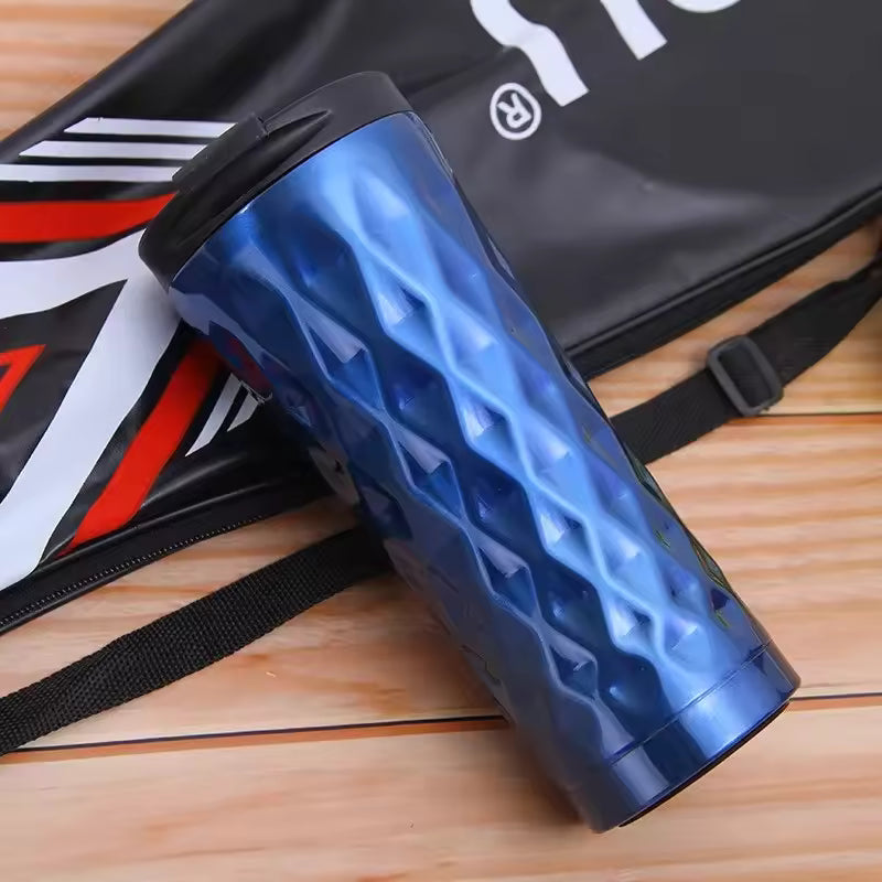 Blue Clarify.pk 500ml insulated travel mug with textured design and black lid on wooden surface